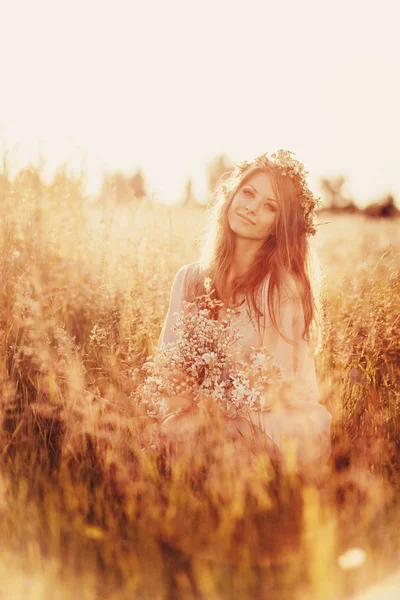 Girl with chamomile wreath in field — Stock Photo, Image