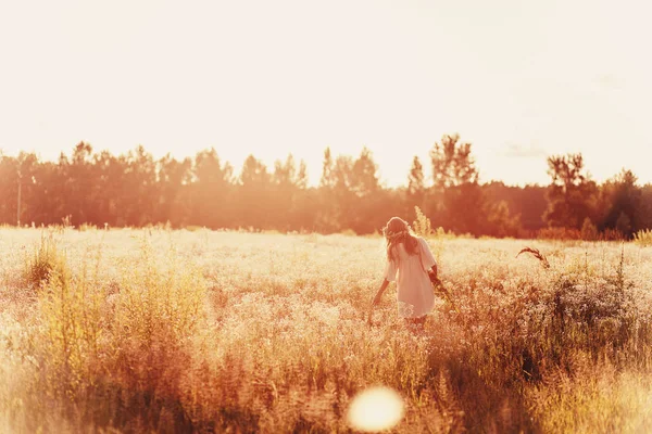 Ragazza con ghirlanda di camomilla in campo — Foto Stock