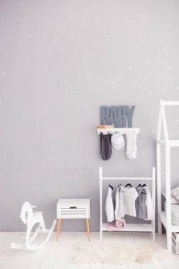Gri bir arka plan üzerinde kelime bebek. Yazıt yürümeye başlayan çocuk. Çocuk Oda iç detay. Çocuk yatak odası