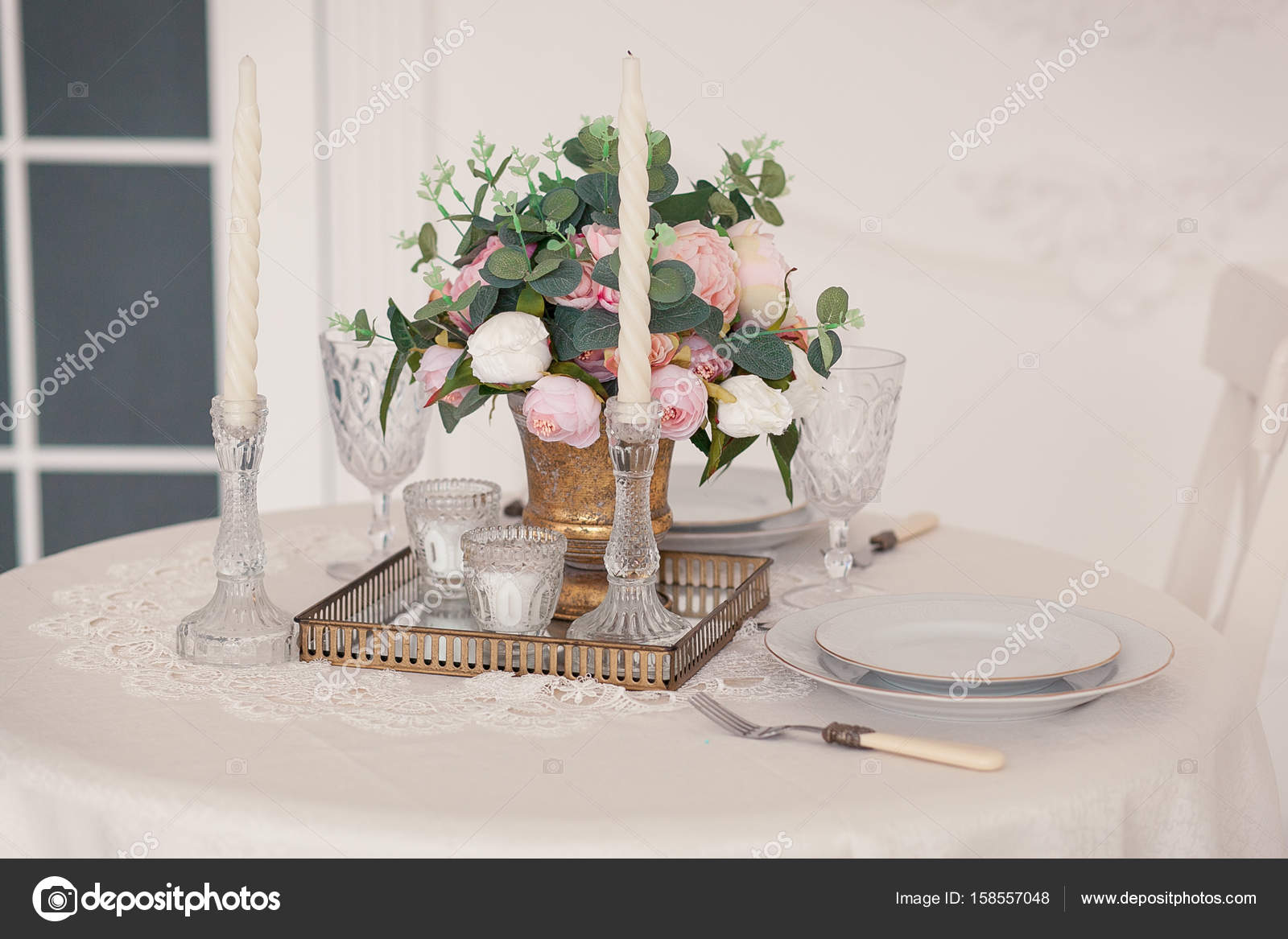Jídelní stůl nastavení ve stylu provence, se svíčkami, levandule, vintage  nádobí a příbory, detail. — Stock Fotografie © oksana_bondar #158557048