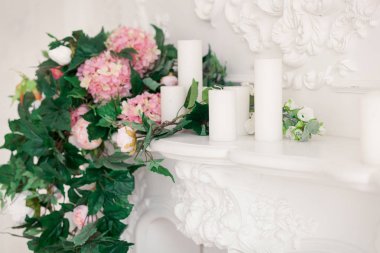 Şömine ve buket bahar çiçek üzerine oturma odası klasik beyaz iç