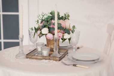 Yemek Masası provence stili, mum, lavanta, ayarını vintage çanak çömlek ve çatal bıçak takımı, portre.