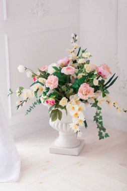 Peonies ve Fransız pencere eşiği katta bir kil beyaz sürahi içinde gül buketi. Parlak iç
