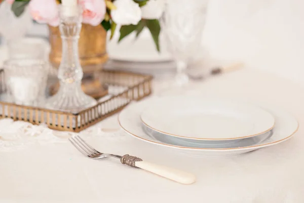 Mesa de comedor en estilo Provenza, con velas, lavanda, vajilla y cubiertos vintage, primer plano . — Foto de Stock