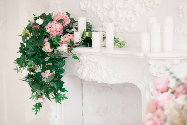 Classic bianco Interno del soggiorno con camino e mazzo di fiori primaverili su di esso — Foto Stock