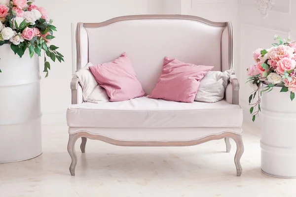 Vacker interiör - vit soffa och blommor i vaser — Stockfoto