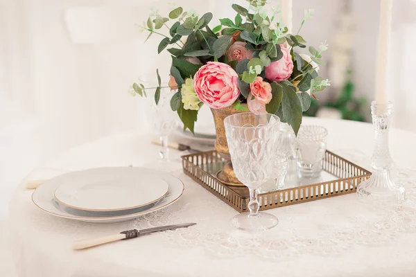 Eettafel instellen op provence stijl, met kaarsen, lavendel, vintage servies en bestek, close-up. — Stockfoto