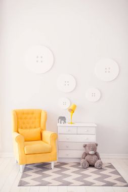 Beyaz ve sarı renkleri ile modern iç. Sarı yumuşak koltuk kulak beyaz başucu. Konfor koltuk. Koltuk kumaş döşeme ile