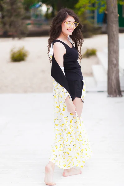 ショート パンツ、黒の t シャツ、サングラスのビーチで美しい若い女性 — ストック写真