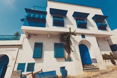 Mavi sahte kapı ve pencereler ile eski villa