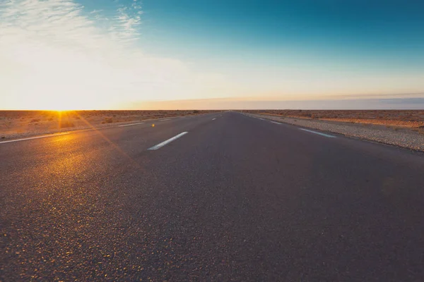 Çöl ortasında yolda