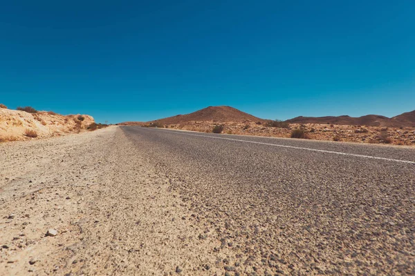 Çöl ortasında yolda