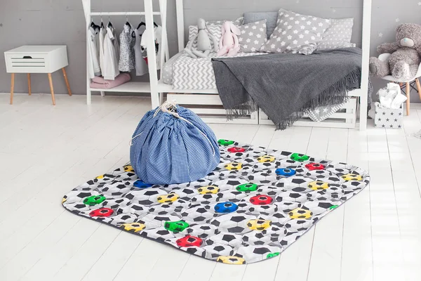 Modern interiör av childs sovrum med matta och påse framme — Stockfoto