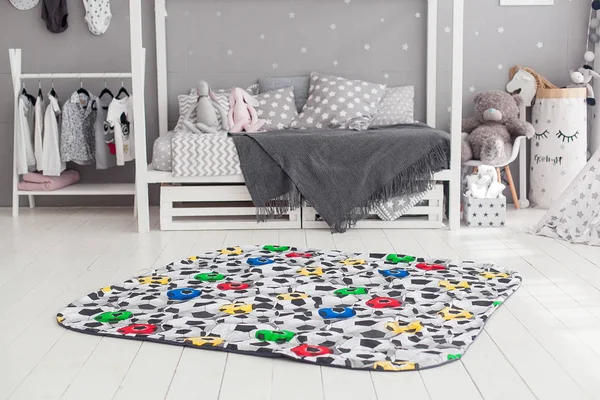 Modern interiör av childs sovrum med matta framför — Stockfoto