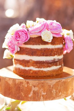 Şakayık çiçekleri dekorasyon ahşap plaka stand ile klasik dört kat kek.