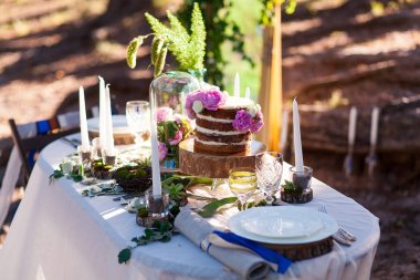 Çiçekli kabarık düğün pastası