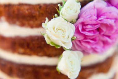 pembe nd beyaz çiçekli kabarık düğün pastası