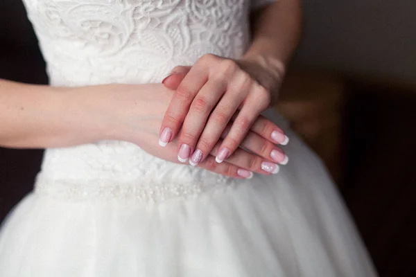 Mattina della sposa, la sposa indossa un vestito, un matrimonio, un bel vestito — Foto Stock