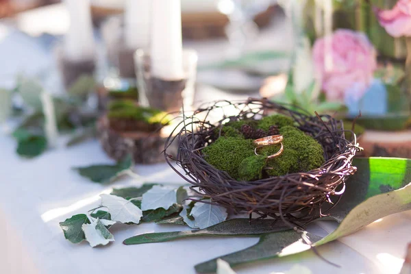 Gelin ve damat yuvadaki halkaları