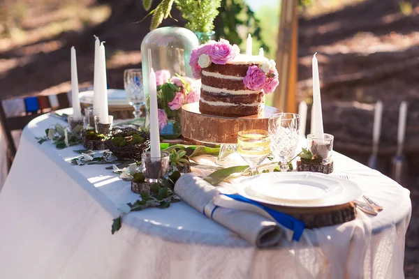Geschwollene Hochzeitstorte mit Blumen — Stockfoto