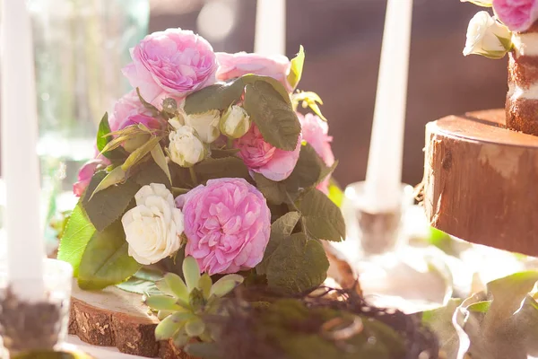 Gelin ve damat yuvadaki halkaları