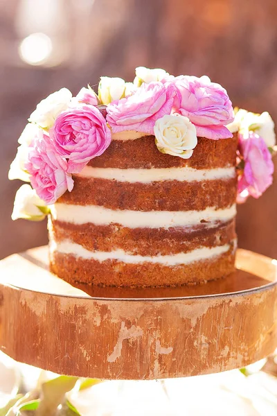 Şakayık çiçekleri dekorasyon ahşap plaka stand ile klasik dört kat kek.