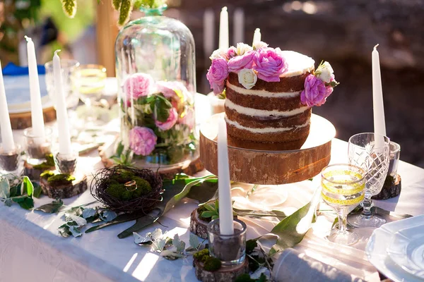 Torta nuziale gonfia con fiori — Foto Stock