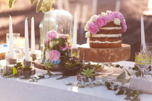 Geschwollene Hochzeitstorte mit Blumen — Stockfoto