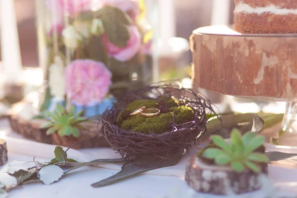 Gelin ve damat yuvadaki halkaları