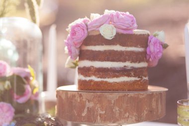 Şakayık çiçekleri dekorasyon ahşap plaka stand ile klasik dört kat kek.