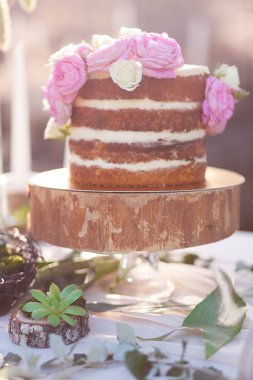 Şakayık çiçekleri dekorasyon ahşap plaka stand ile klasik dört kat kek.