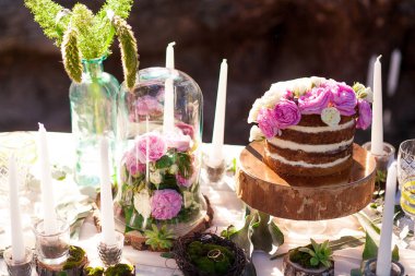 Çiçekli kabarık düğün pastası