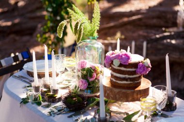 Çiçekli kabarık düğün pastası