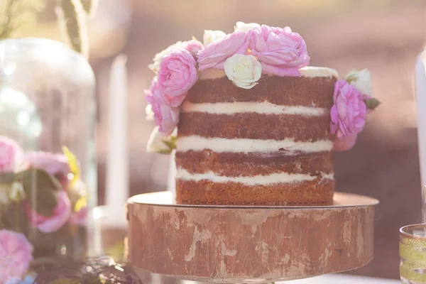 Şakayık çiçekleri dekorasyon ahşap plaka stand ile klasik dört kat kek.