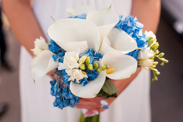 Nevěsta drží kytice z bílých lilií calla — Stock fotografie