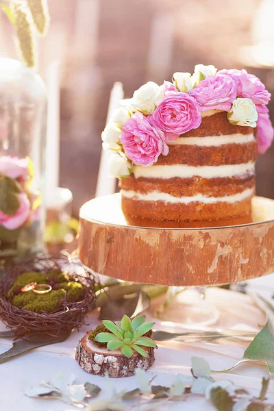 Şakayık çiçekleri dekorasyon ahşap plaka stand ile klasik dört kat kek.