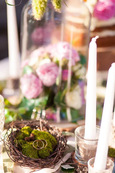 Gelin ve damat yuvadaki halkaları