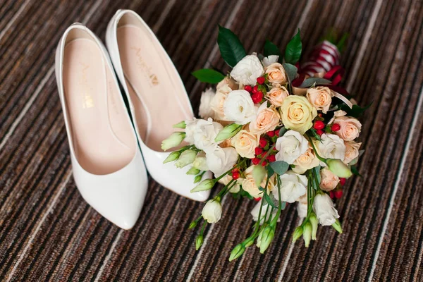 Bruiloft accessoires: schoenen en bruiden boeket — Stockfoto