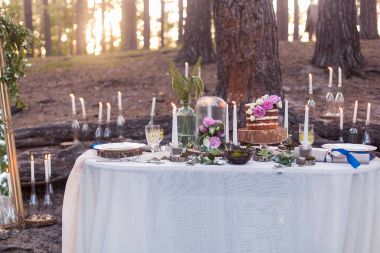 Çiçekli kabarık düğün pastası