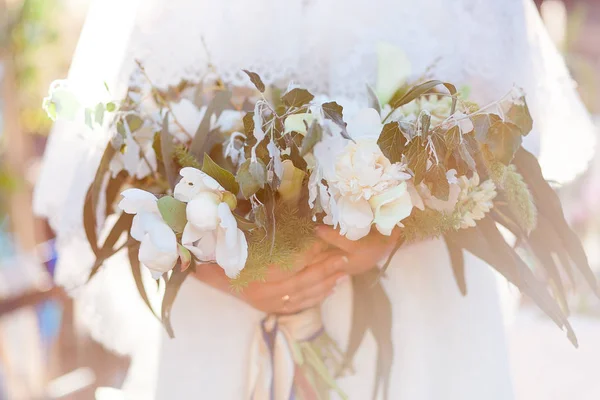 Krásné svatební kytice v ruce nevěsty. — Stock fotografie