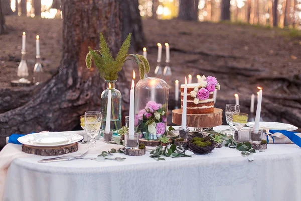 Tarta de boda hinchada con flores — Foto de Stock