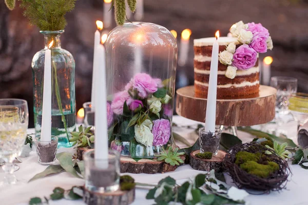 Çiçekli kabarık düğün pastası