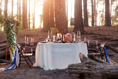 Çiçekli kabarık düğün pastası
