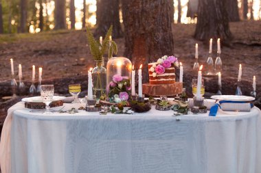Çiçekli kabarık düğün pastası
