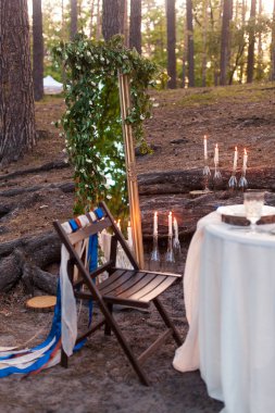 Dekoratif kırmızı, mavi ve beyaz şeritler sandalye. Sandalyeler üst üste kırmızı yay ile dekore edilmiş.