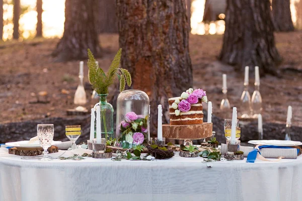 Çiçekli kabarık düğün pastası