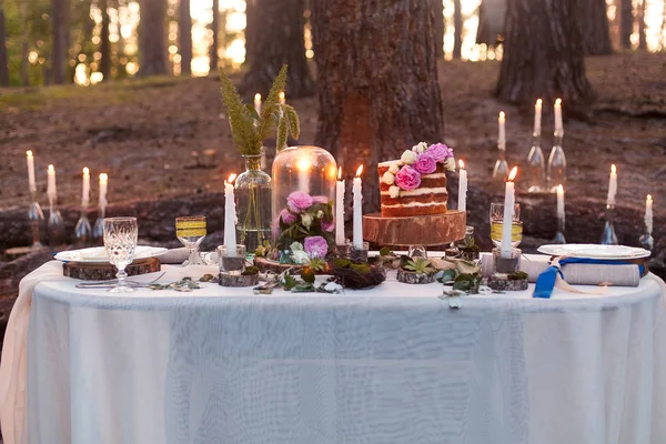Çiçekli kabarık düğün pastası