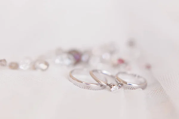 Anillos de boda de oro blanco y anillo de ira — Foto de Stock