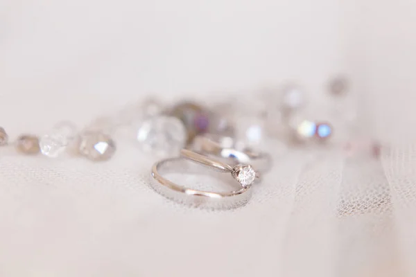 Anillos de boda de oro blanco y anillo de ira — Foto de Stock