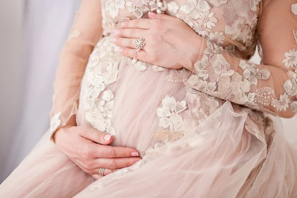 Immagine ravvicinata di una donna incinta che si tocca la pancia con le mani — Foto Stock